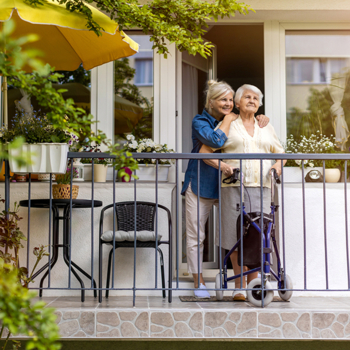 Seniorenwohnen Alte Frau und Tochter auf Balkon iStock Piksel.jpg